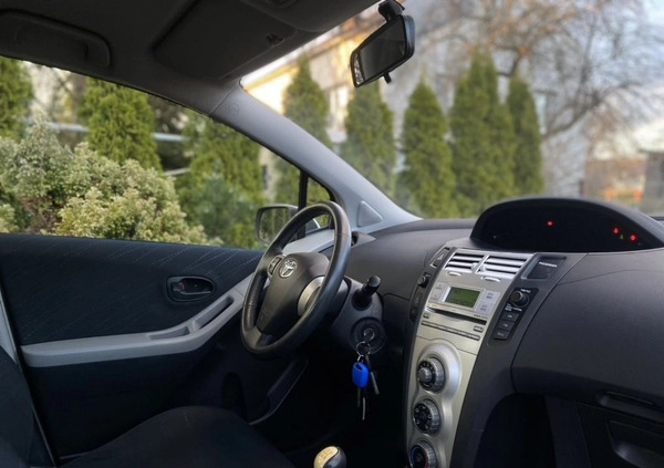 Toyota Yaris cena 16500 przebieg: 145000, rok produkcji 2007 z Częstochowa małe 137